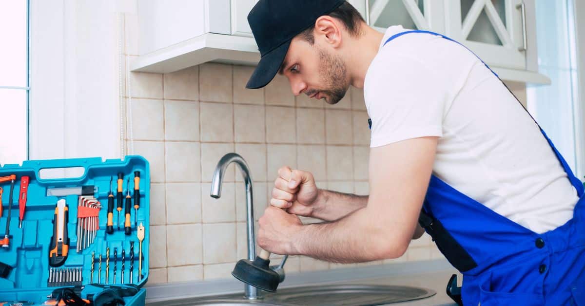 כיצד פותחים סתימה בכיור?