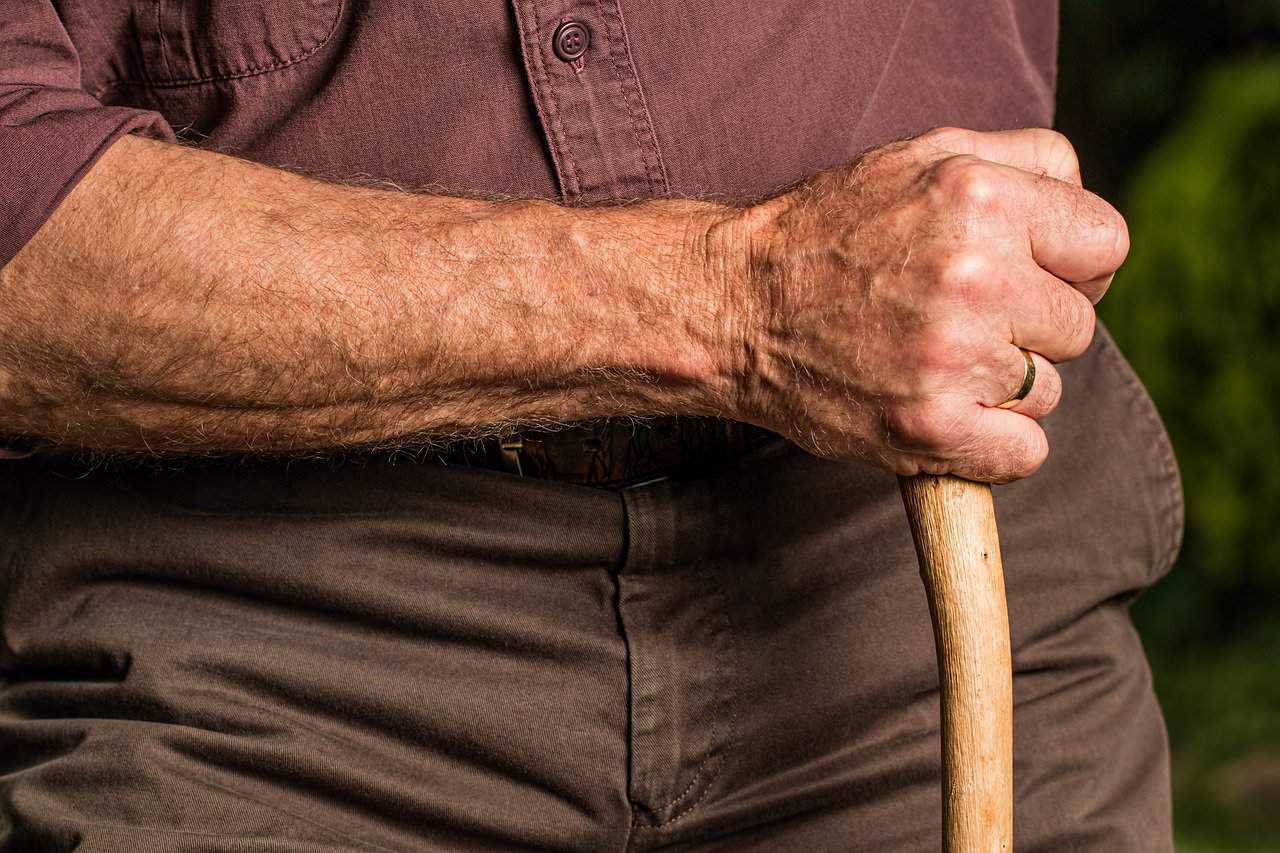 מזדקנים בכבוד: 8 עזרים לגיל השלישי